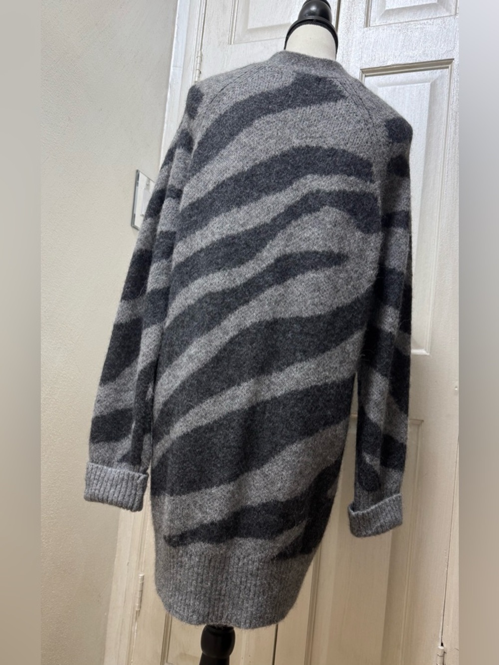 Banana Republic Sz M oversized grey/black alpaca blend zebra-print knit cardigan - Picture 5 of 13